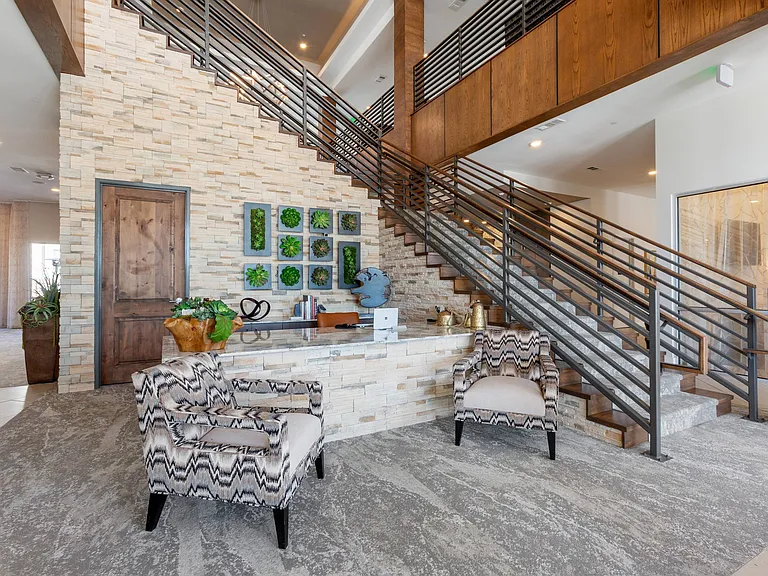 Elegant Leasing Lounge