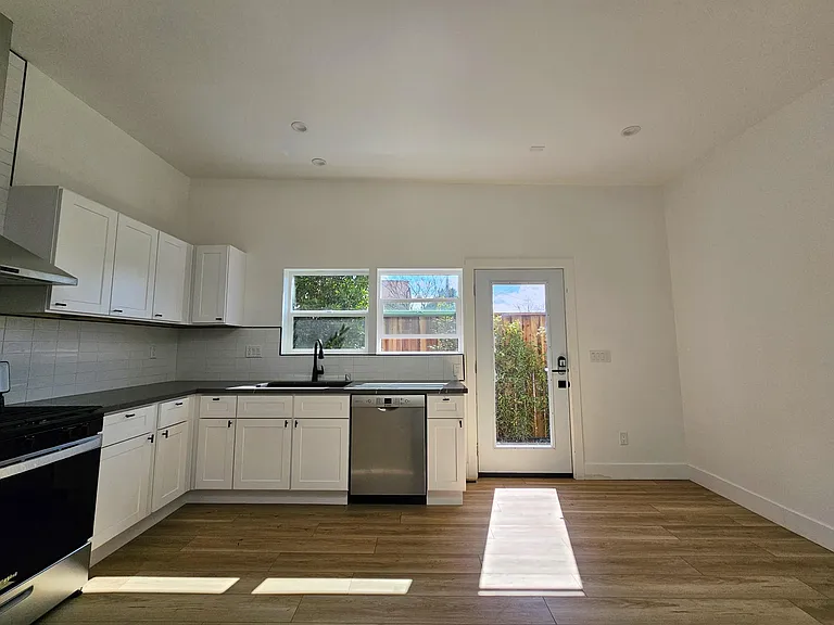 2711 W 60th St — Photo 16