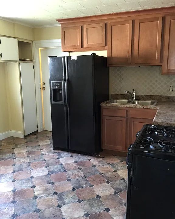 2nd image of 42 Henrietta St #2