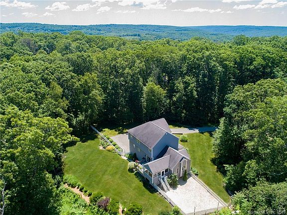 3rd image of 7 Christina Dr