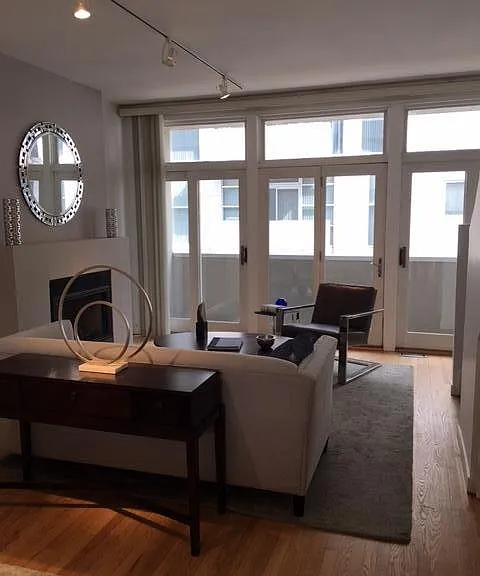 Living Room/Private Balcony