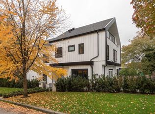 3075 Courtenay St, Vancouver, BC V6R 3X8