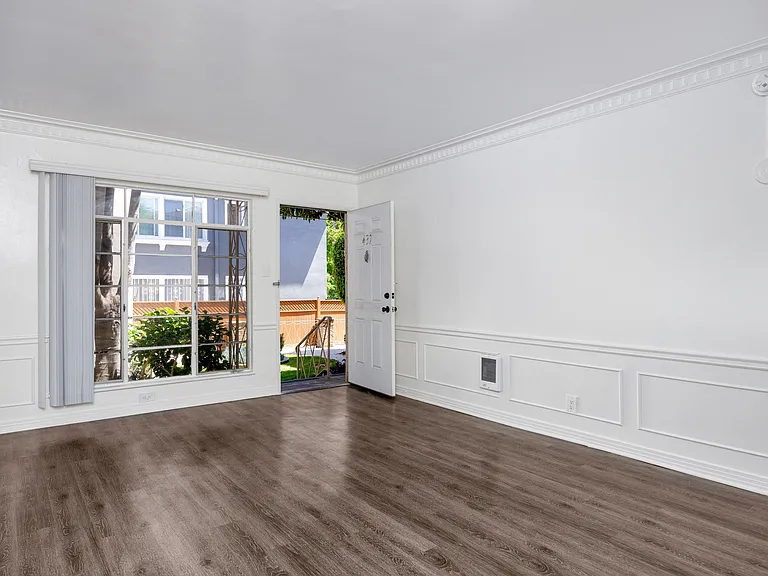 435 S Norton Ave — Photo 8