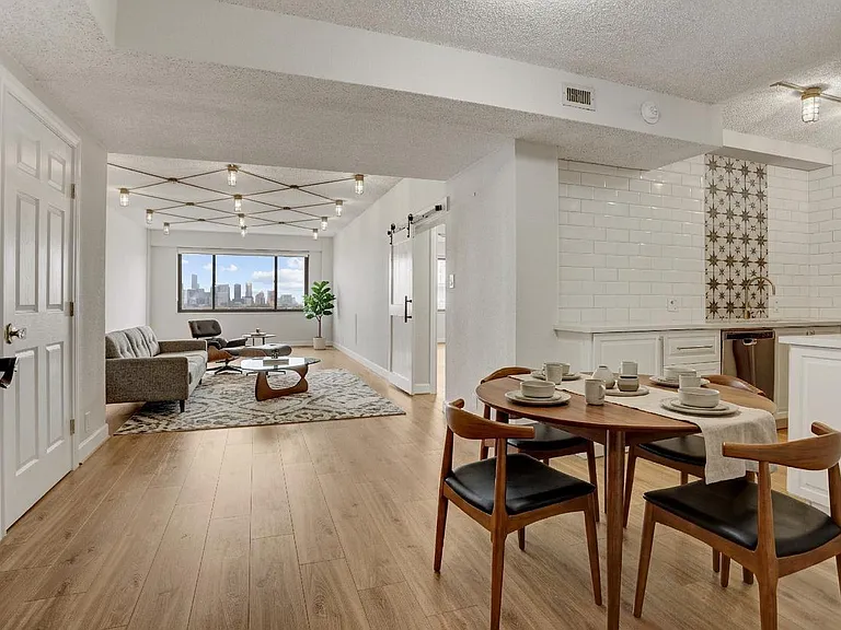 1400 Hermann Dr #15D — Photo 2
