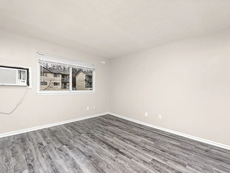 400-408 W Poplar St — Photo 16