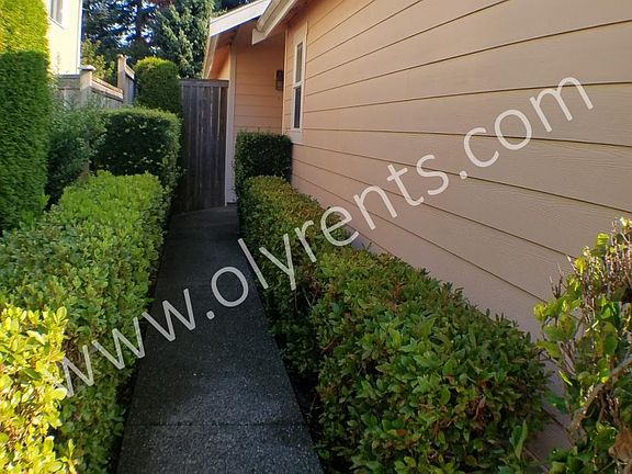 2nd image of 1414 Derby Ln SE