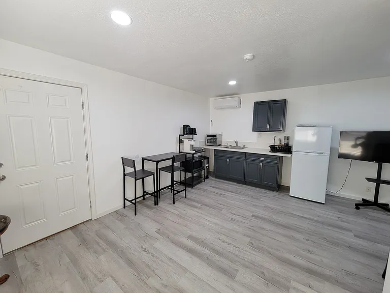 1649 Mellowood St — Photo 3