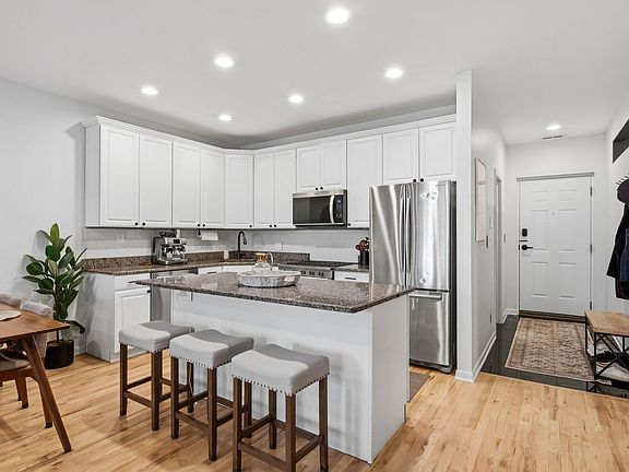 2nd image of 835 W Diversey Pkwy APT 5