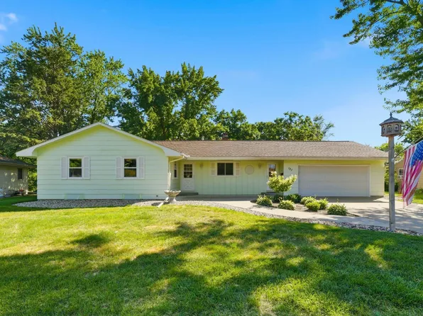121 Hillcrest Dr, Belle Plaine, MN 56011