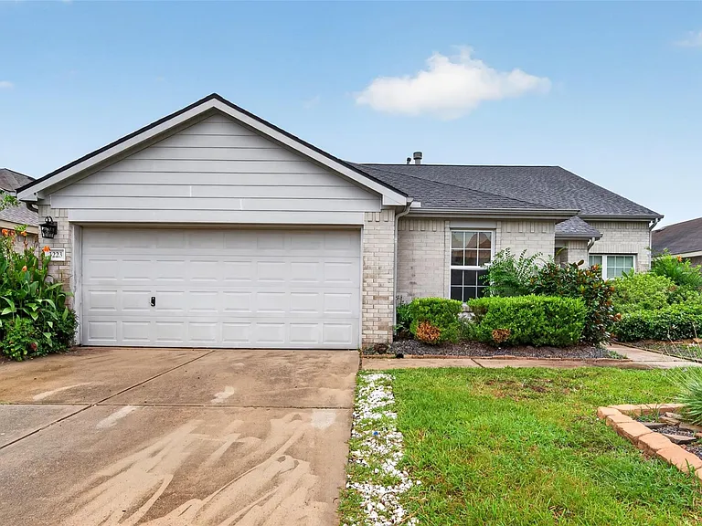 3223 Legends Creek Dr — Photo 1