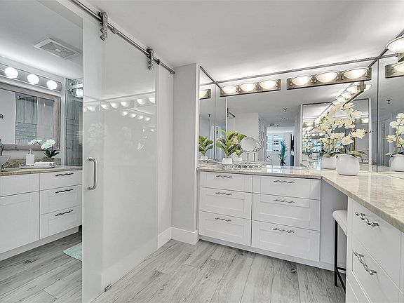 4th image of 2900 NE 14th Street Causeway Unit 709