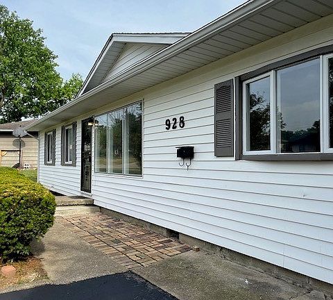 2nd image of 928 Carole St