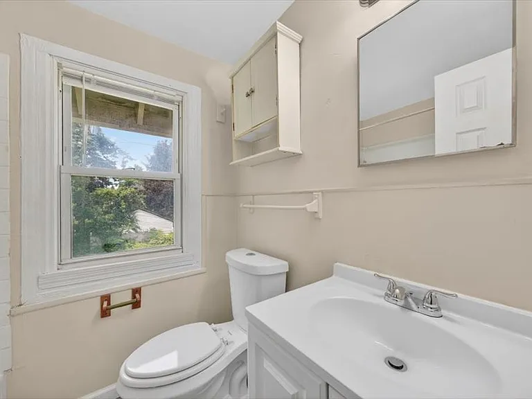 8123 Manor St — Photo 9