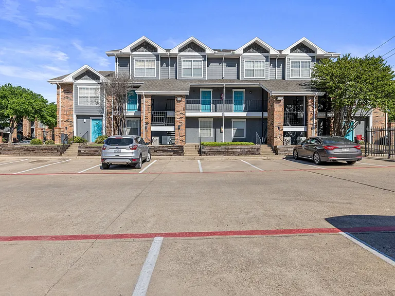 Fairway Greens Apartments — Photo 10