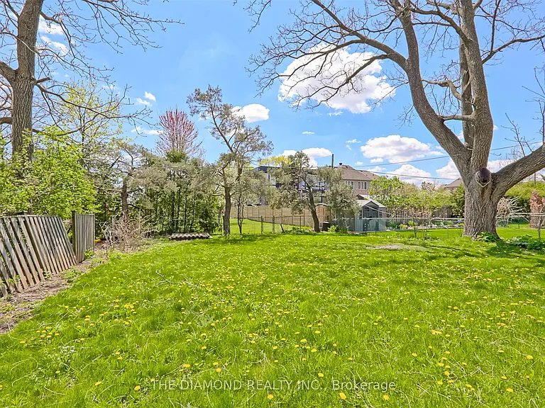 3927 Bloor St W — Photo 38