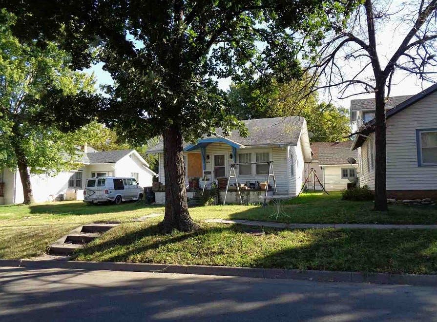 1st image of 821 W Olive Ave