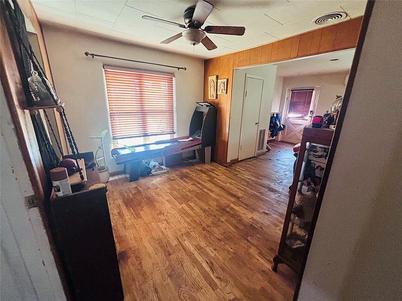 5th image of 709 Ernst Street