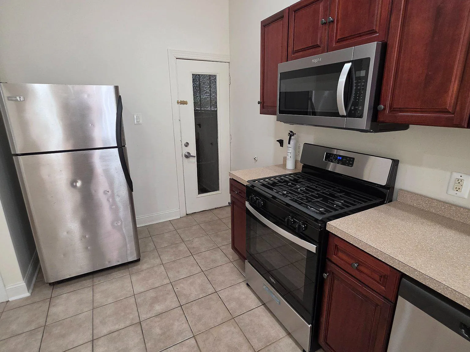 4 bed, 2.0 bath, 1400 sqft, $2,400 — Photo 3
