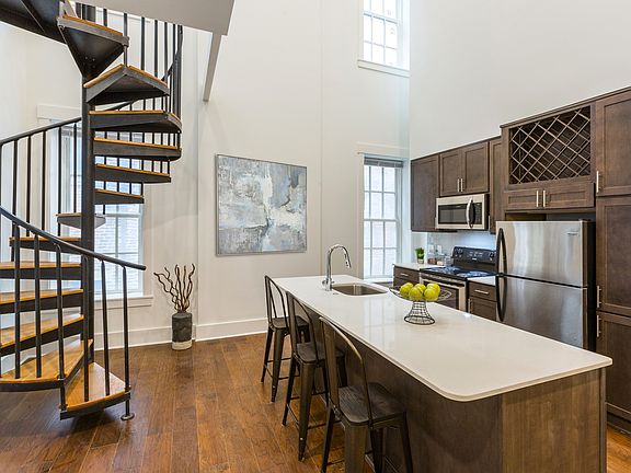 4th image of 1807 Elm St #1819-403