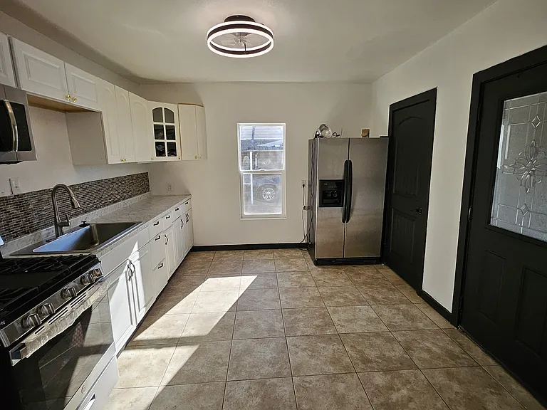 302 Windsor St #1 — Photo 6