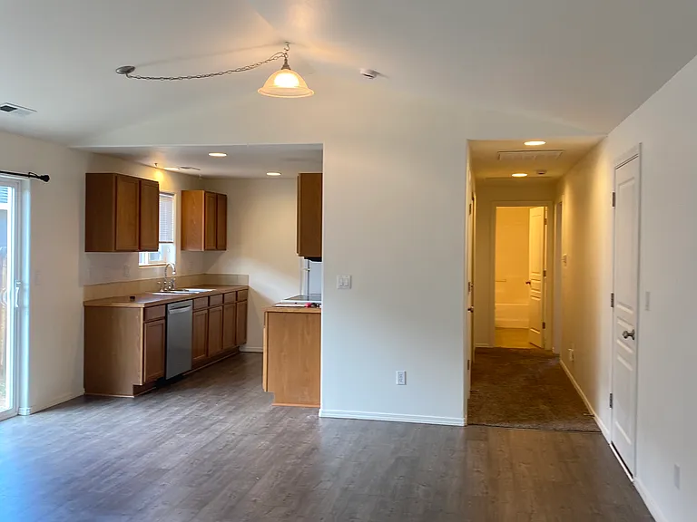 2501 NE 5th St — Photo 4