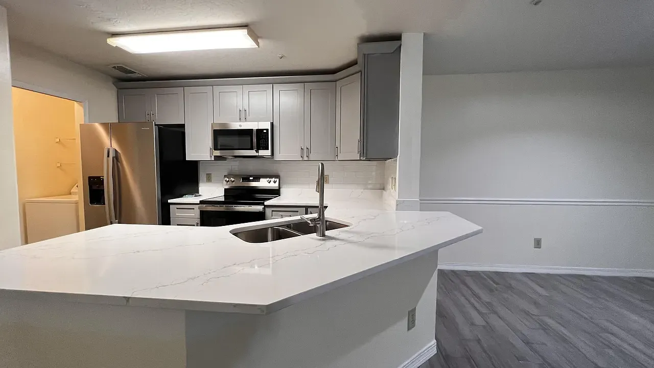 3 bed, 1256 sqft, $1,900 — Photo 2