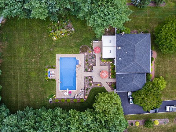 2nd image of 6 Greenwood Ln