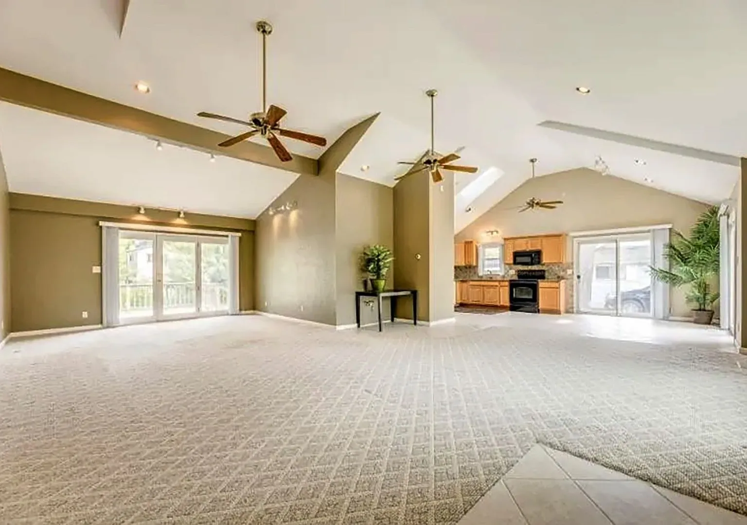Charming 3BR House in Lexington — Photo 3