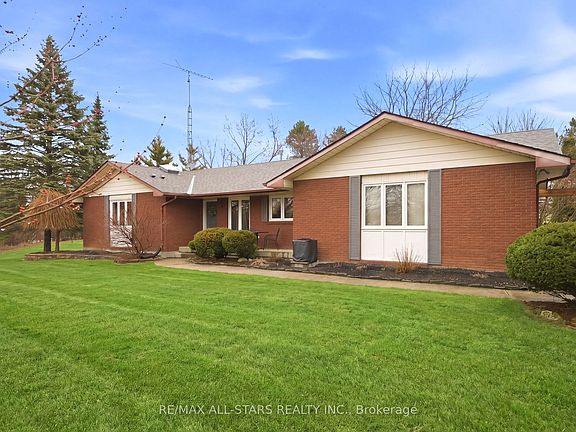 3rd image of 2407 Ashbridge Rd