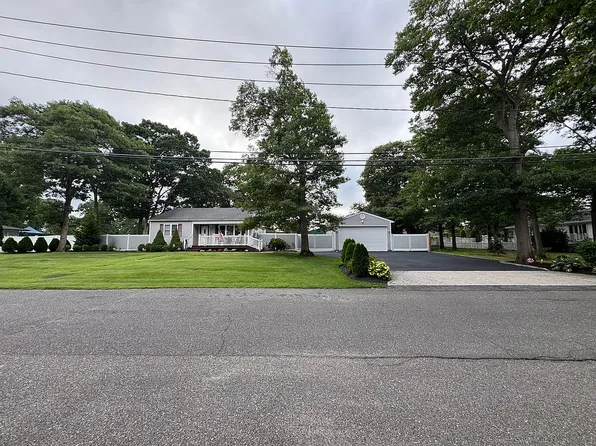 48 Avenue A, Holbrook, NY 11741