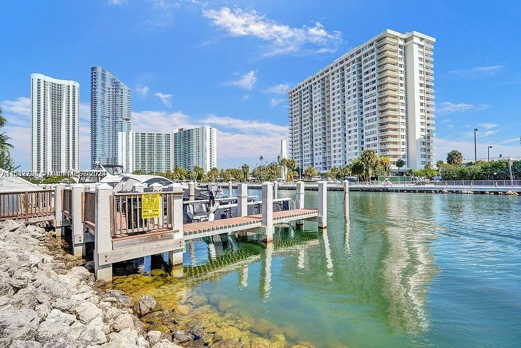 Building Photo - 400 Kings Point Dr #427