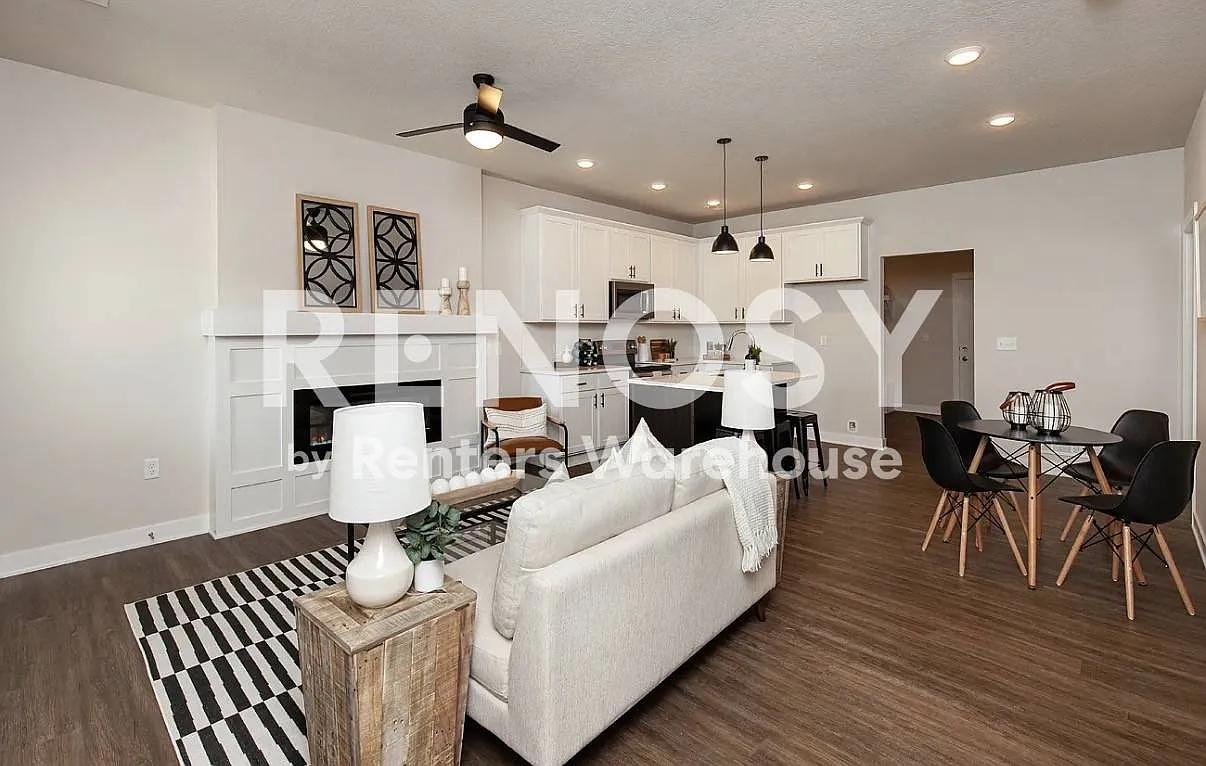 Three Bedroom Townhouse — Photo 2