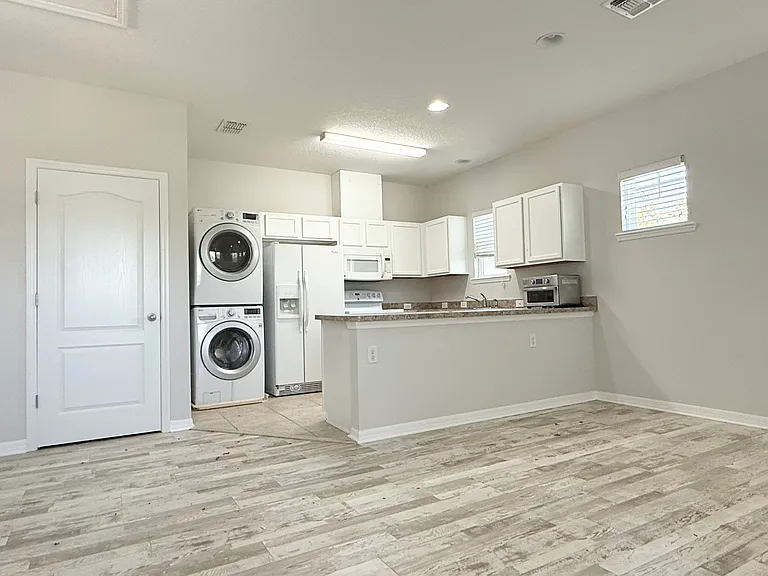 13836 Sachs Ave — Photo 27