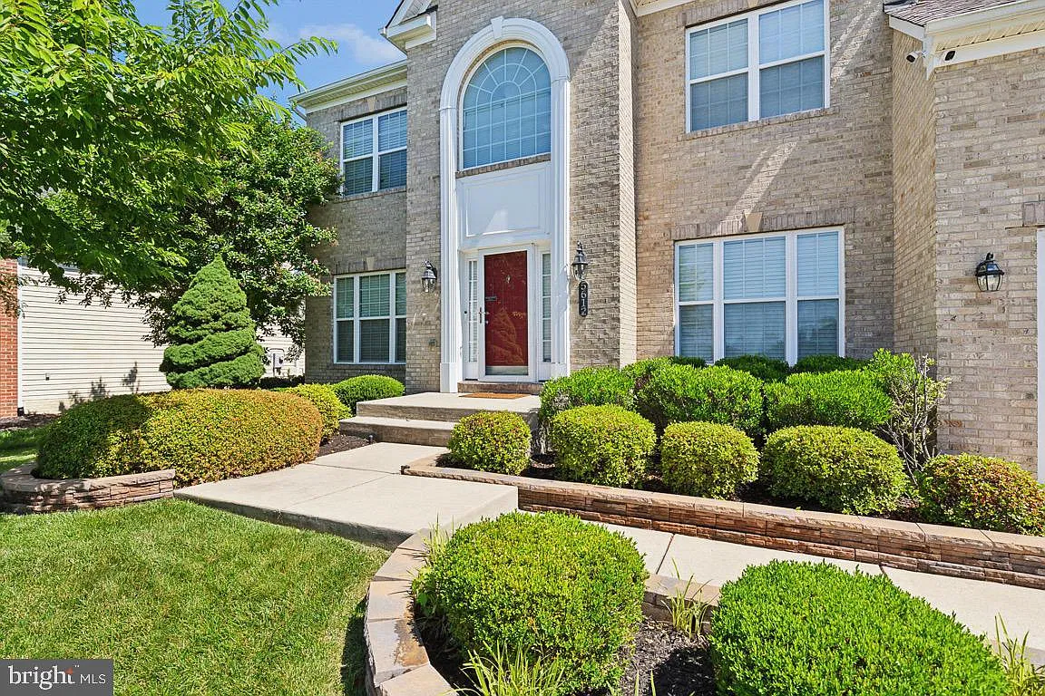 5 bed, 4.5 bath, 5172 sqft, $5,350 — Photo 3