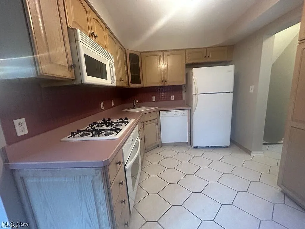3 bed, 1.5 bath, 1886 sqft, $1,600 — Photo 3