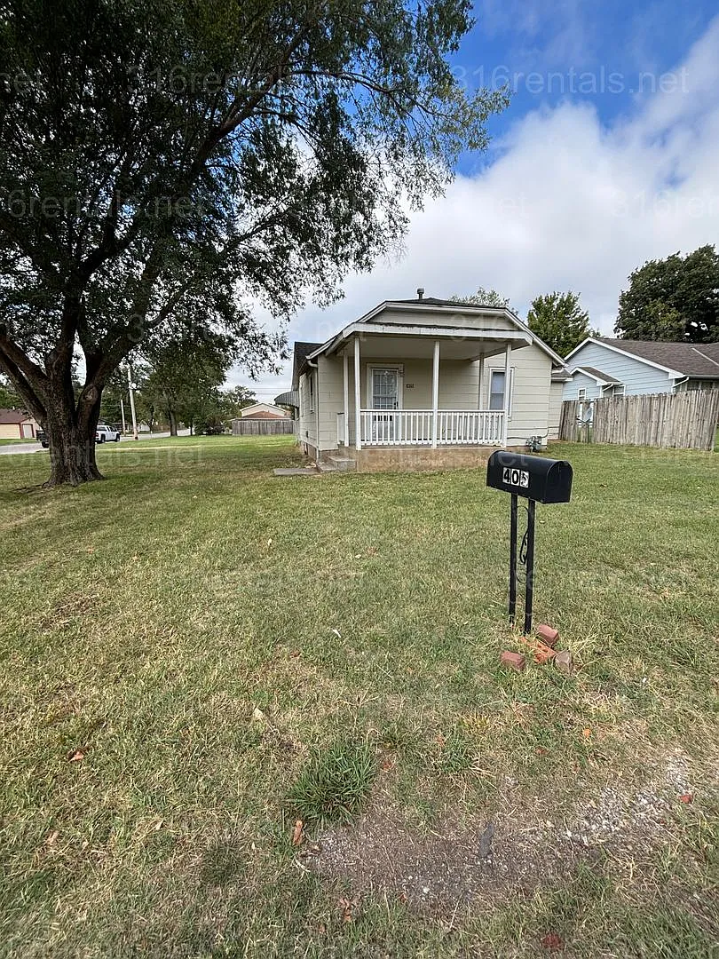 Two bed one bath huge yard house available NOW! — Photo 1