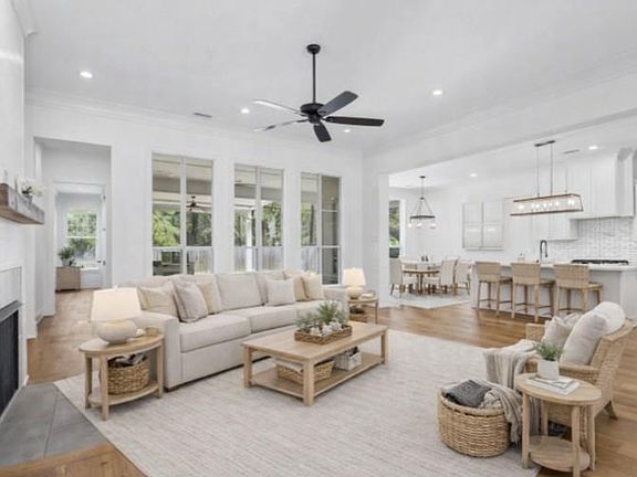 4th image of 224 Chateau Papillon Dr