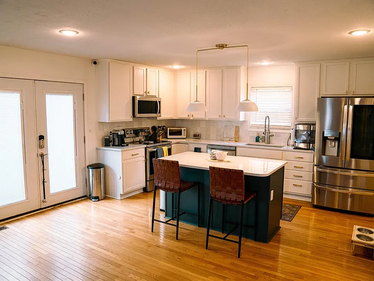 3901 Lloyd St — Photo 2