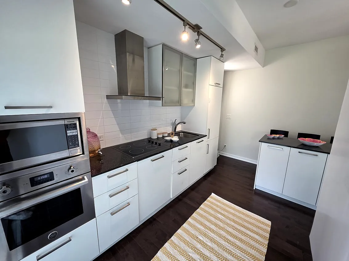 Flex Room with Balcony - York St & Bremner Blvd — Photo 4