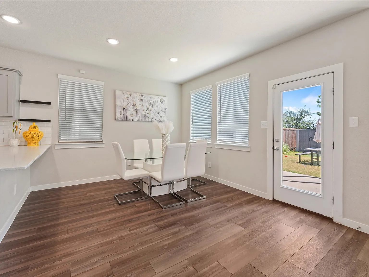 3 bed, 2.5 bath, 1940 sqft, $2,400 — Photo 2