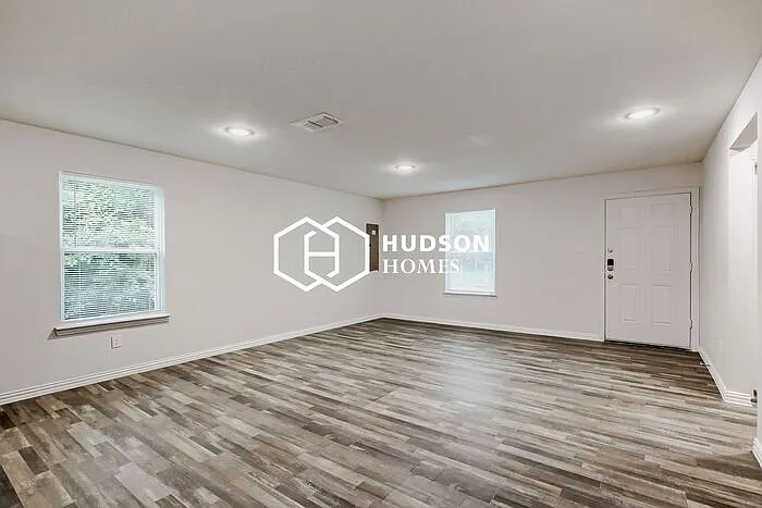 4525 Metropolitan Ave — Photo 3