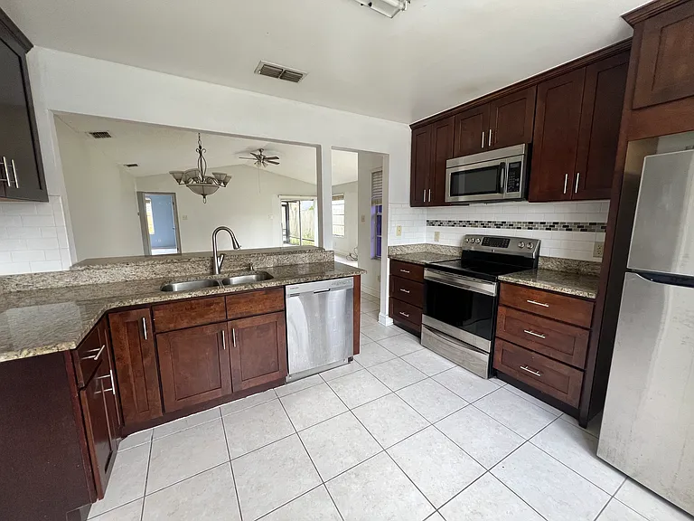 1413 Tiverton Dr — Photo 7