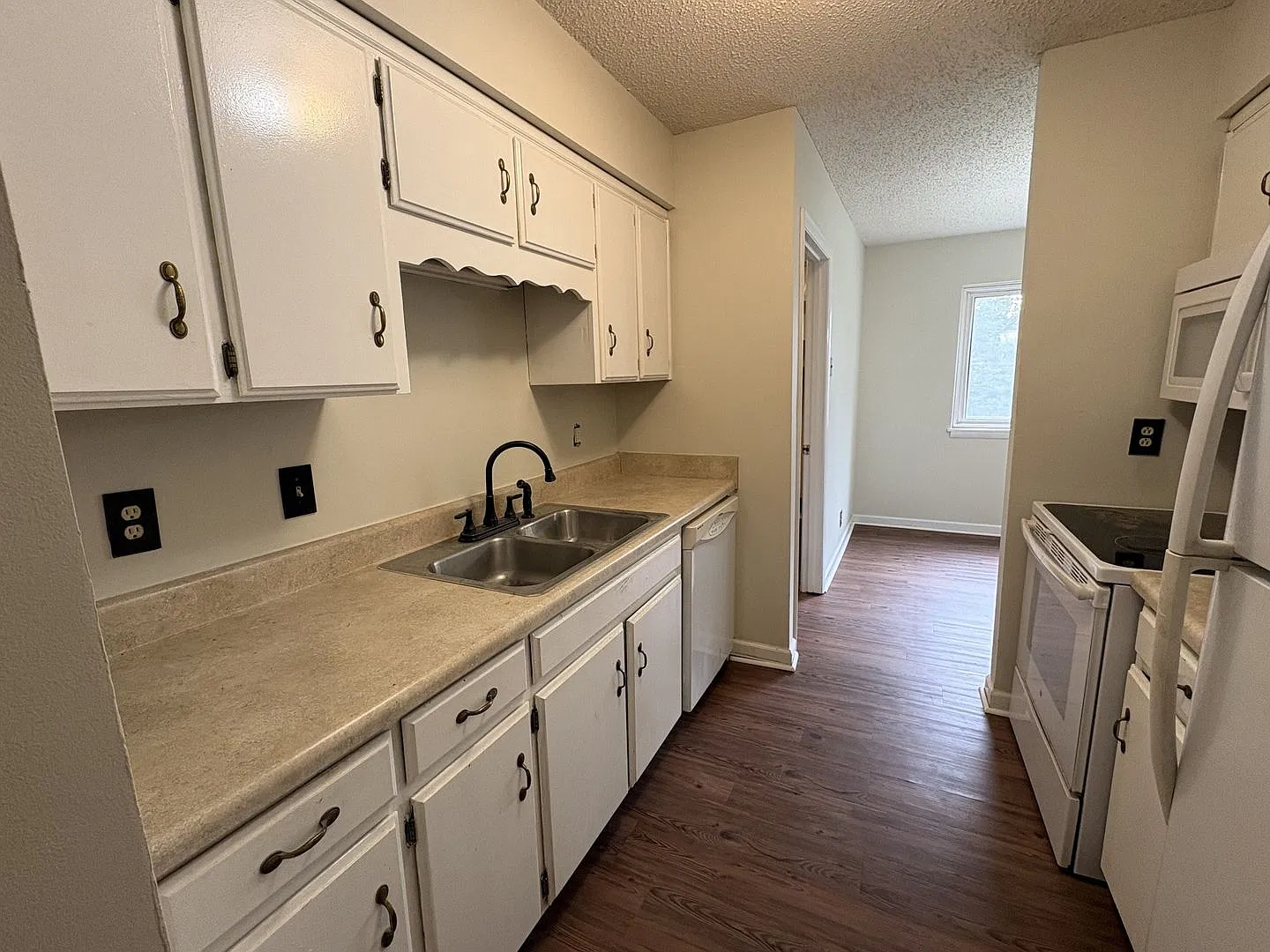 Home with Large Yard, Triple Rockvale — Photo 4