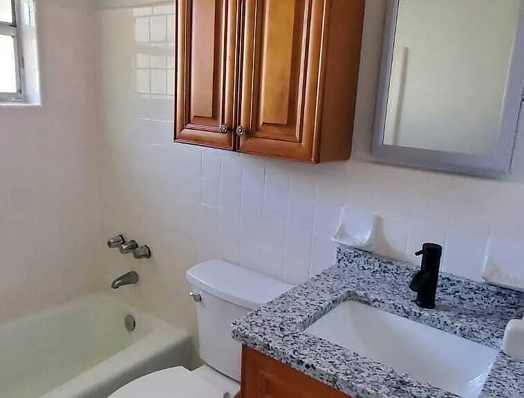 2578 Seneca Ave — Photo 8