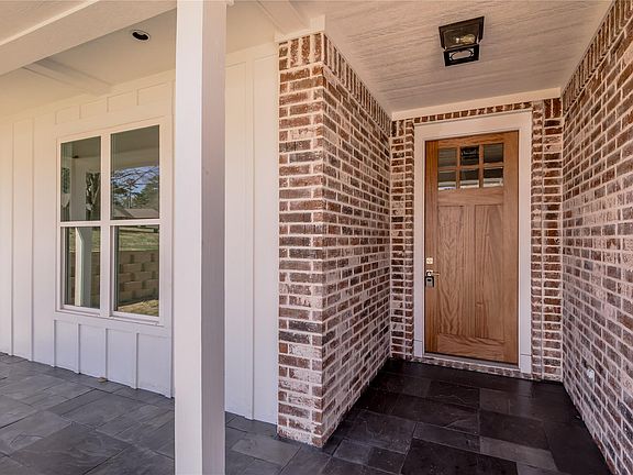 3rd image of 825 Village Gate Cir