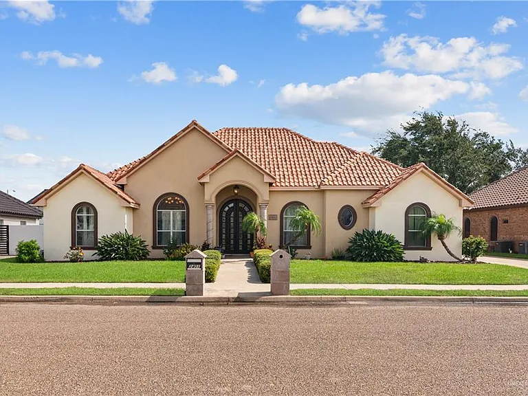 2401 W Rhin Dr — Photo 1