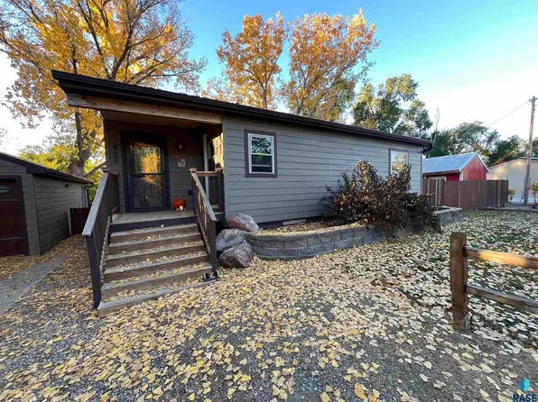 409 W 2nd St, Oacoma, SD 57365