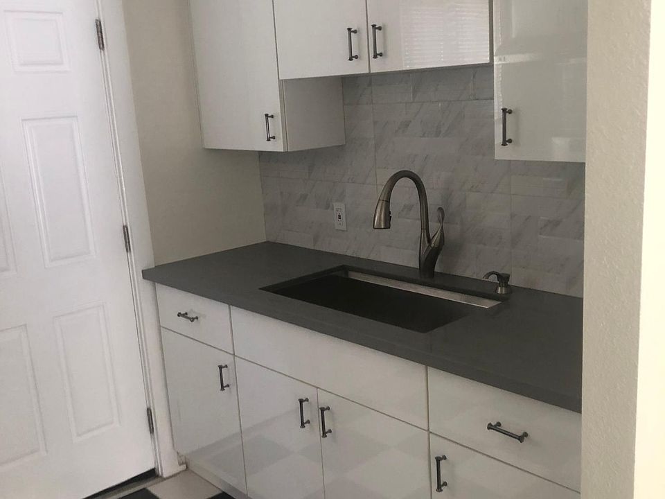 1st image of 1108 Palm Dr APT 2