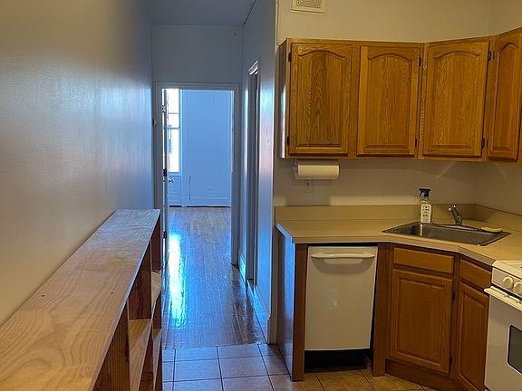 2nd image of 854 Manhattan Ave #2