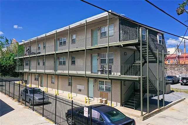 3 bed, 2.0 bath, 1050 sqft, $1,450 — Photo 1